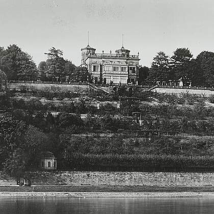 Dresden-Loschwitz, Bautzner Straße 132. Villa Stockhausen (Lingnerschloss). Elbseite von Südwesten