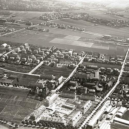 Dresden-Leuben. Stadtteilansicht zwischen Pirnaer Landstra&szlig;e und Hennigsdorfer Stra&szlig;e gegen Klein- und Gro&szlig;zschachwitz. Luftbildschr&auml;gaufnahme von Westnordwesten, um 1925