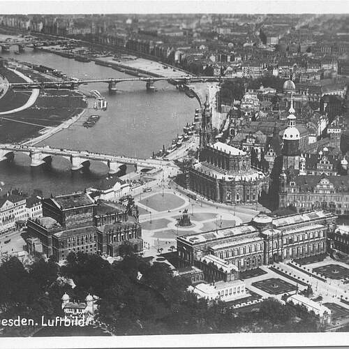 Zwinger, Opernhaus, Hotel Bellevue, Elbe mit Augustusbr&uuml;cke und Carolabr&uuml;cke, Hofkirche, Residenzschlo&szlig; und Br&uuml;hlsche Terrasse, um 1924/1925