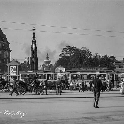 Postplatz, Blick zum Palast-Hotel Weber, Cholerabrunnen und Zwinger