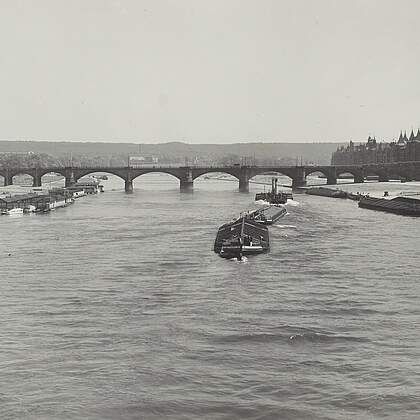 Blick von der Carolabrücke auf die Albertbrücke mit Flusschwimmbad und Frachtkähnen und Dampfschiffen