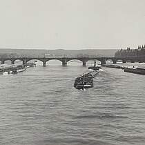 Blick von der Carolabrücke auf die Albertbrücke mit Flusschwimmbad und Frachtkähnen und Dampfschiffen