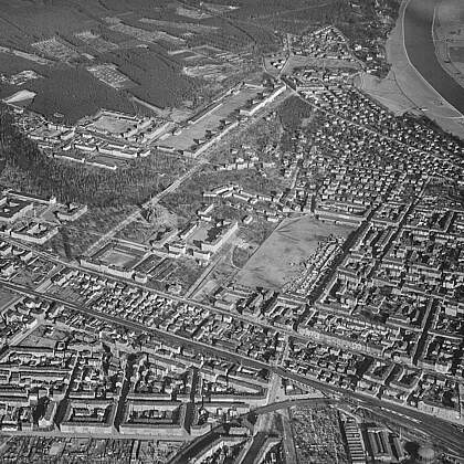 Dresden-Neustadt. Nordöstlicher Teil mit Hechtviertel, Albertstadt und Antonstadt. Luftbild-Schrägaufnahme von Westen