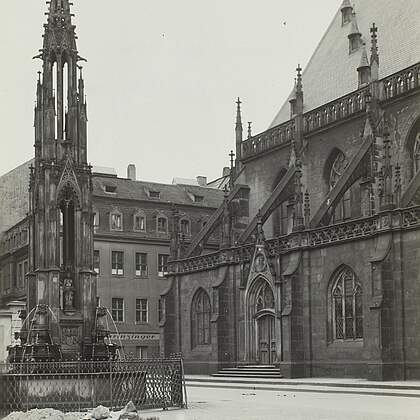 Cholerabrunnen (Gutschmidbrunnen), 1925/1945, Ansicht gegen Sophienkirche