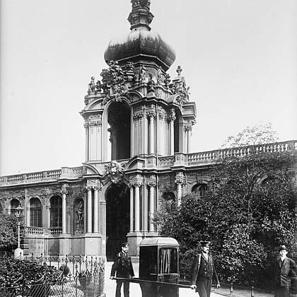 Zwinger, Chaisenträger im Zwingerhof mit Kronentor, vor 1914