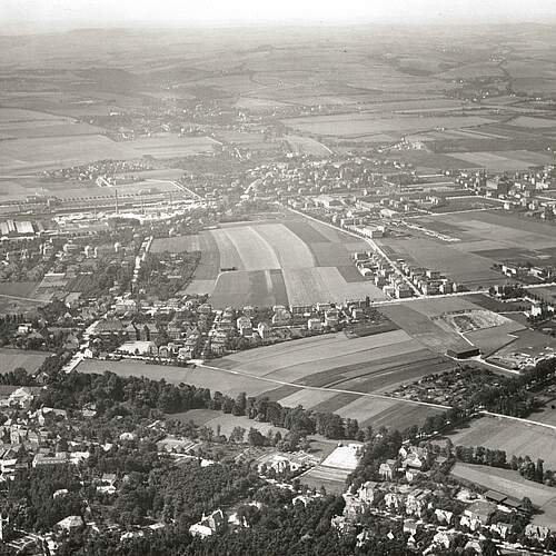 Dresden-Zschachwitz. Kleinzschachwitz, Lockwitzbach, Gro&szlig;zschachwitz, Niedersedlitz und die K&ouml;nigsallee (Berthold-Haupt-Stra&szlig;e) nach Leuben gegen Erzgebirgsvorland. Luftbildschr&auml;gaufnahme von Nordosten, um 1925