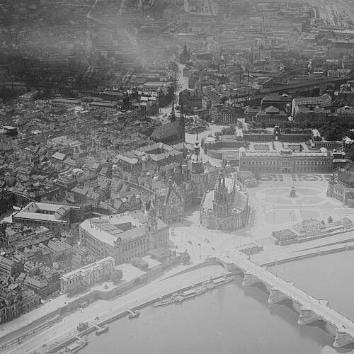 Altstadt und Augustusbr&uuml;cke von Nordost. Luftbild-Schr&auml;gaufnahme, 1923