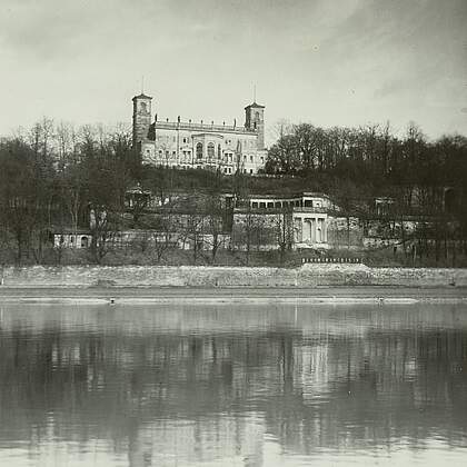 Schloss Albrechtsberg. Ansicht über die Elbe, um 1930