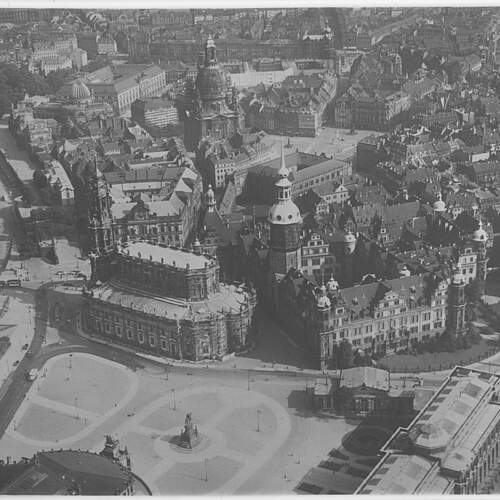 Altstadtkern von Westen mit Katholischer Hofkirche, Schloss und Frauenkirche