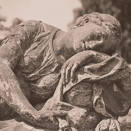 Alter Katholischer Friedhof, Grabmal für die zwei Frauen Franz Pettrichs, Detail