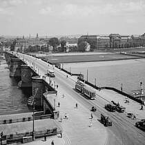 Blick vom Turm der Katholischen Hofkirche über die Augustusbrücke zur Neustadt, 1929