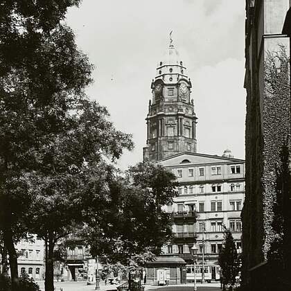 Georgplatz. Blick zum Turm des Neuen Rathauses