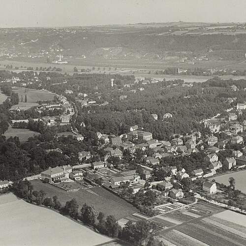 Stadtteilansicht mit Lockwitzbach (links) gegen das Elbtal (Dresden-Hosterwitz), um 1928
