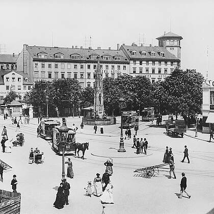 Postplatz mit Cholerabrunnen. Blick zum Speise-Restaurant Gambrinus und zu Weber's Hotel