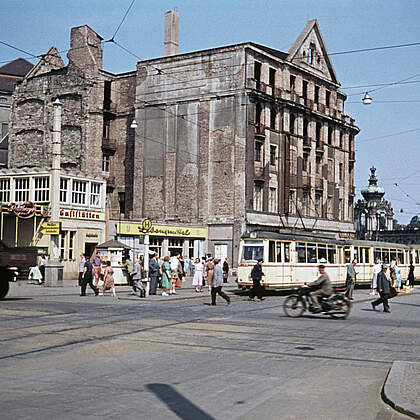 Postplatz mit Gastst&auml;tte "Gambrinus" und ehemaligem Palasthotel