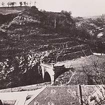 Der Tunnel der Albertbahn. Rechts Forsthaus und Grundstraße am rechten Weißeritzufer