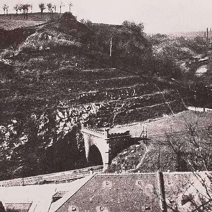 Der Tunnel der Albertbahn. Rechts Forsthaus und Grundstraße am rechten Weißeritzufer