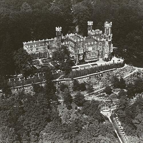 Dresden-Loschwitz, Bautzner Stra&szlig;e 134. Schloss Eckberg (1859-1861; C. F. Arnold). Luftbild-Schr&auml;gaufnahme von S&uuml;dwesten, 1922