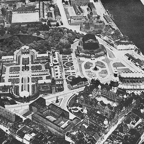 Luftaufnahme mit Katholischer Hofkirche, Schloss, Sophienkirche, Zwinger und Oper, Luftbild-Schr&auml;gaufnahme von Osten