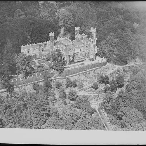 Dresden-Loschwitz, Bautzner Stra&szlig;e 134. Schloss Eckberg (1859-1861; C. F. Arnold). Luftbild-Schr&auml;gaufnahme von S&uuml;dwesten, 1922