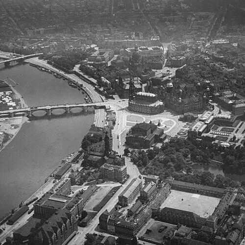 Elbe mit Augustus- und Carolabr&uuml;cke und Altstadt. Luftbild-Schr&auml;gaufnahme von Westen, 1923
