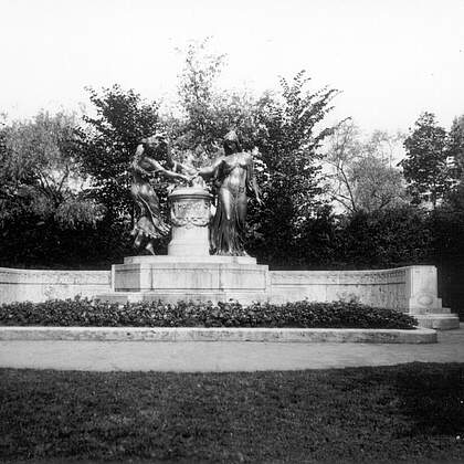 Mozartdenkmal mit Wasserbecken