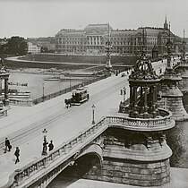 Carolabrücke (1892-1895; H. Klette, C. Manck). Blick vom linken (Altstädter) Ufer über die Elbe nach Nordnordwest gegen das Finanzministerium