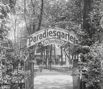 Dresden, Ortsteil Zschertnitz, Blick durch den Eingang in den Biergarten des Ausflugslokals "Paradiesgarten"