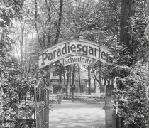 Dresden, Ortsteil Zschertnitz, Blick durch den Eingang in den Biergarten des Ausflugslokals "Paradiesgarten"