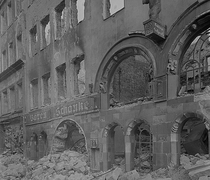 zerst&ouml;rte Webergasse mit B&auml;rensch&auml;nke