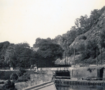 Dresden-Plauen. Plauenscher Grund. Alte Stra&szlig;enbr&uuml;cke und Wei&szlig;eritzwehr an der Gastst&auml;tte "Forsthaus"