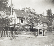 Schankwirtschaft "Zum Kamerad" mit Einfriedung. Blick von der mit Stampferde befestigten Grundstraße zur Bergstation der Standseilbahn, um 1910