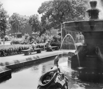 Brunnen mit wasserspeienden Eidechsen, um 1925