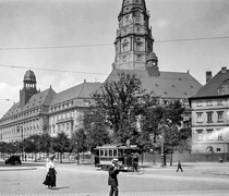 Neues Rathaus vom Georgplatz mit Straßenbahn