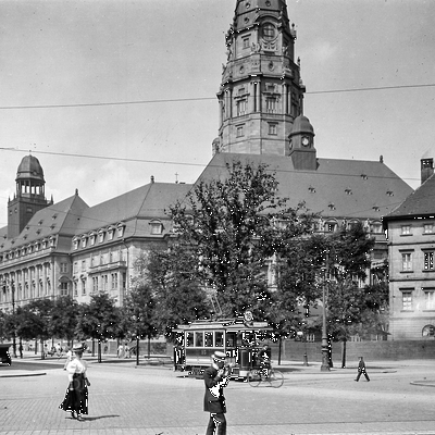 Neues Rathaus vom Georgplatz mit Stra&szlig;enbahn