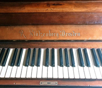 Klavier der Marke R. Stolzenberg